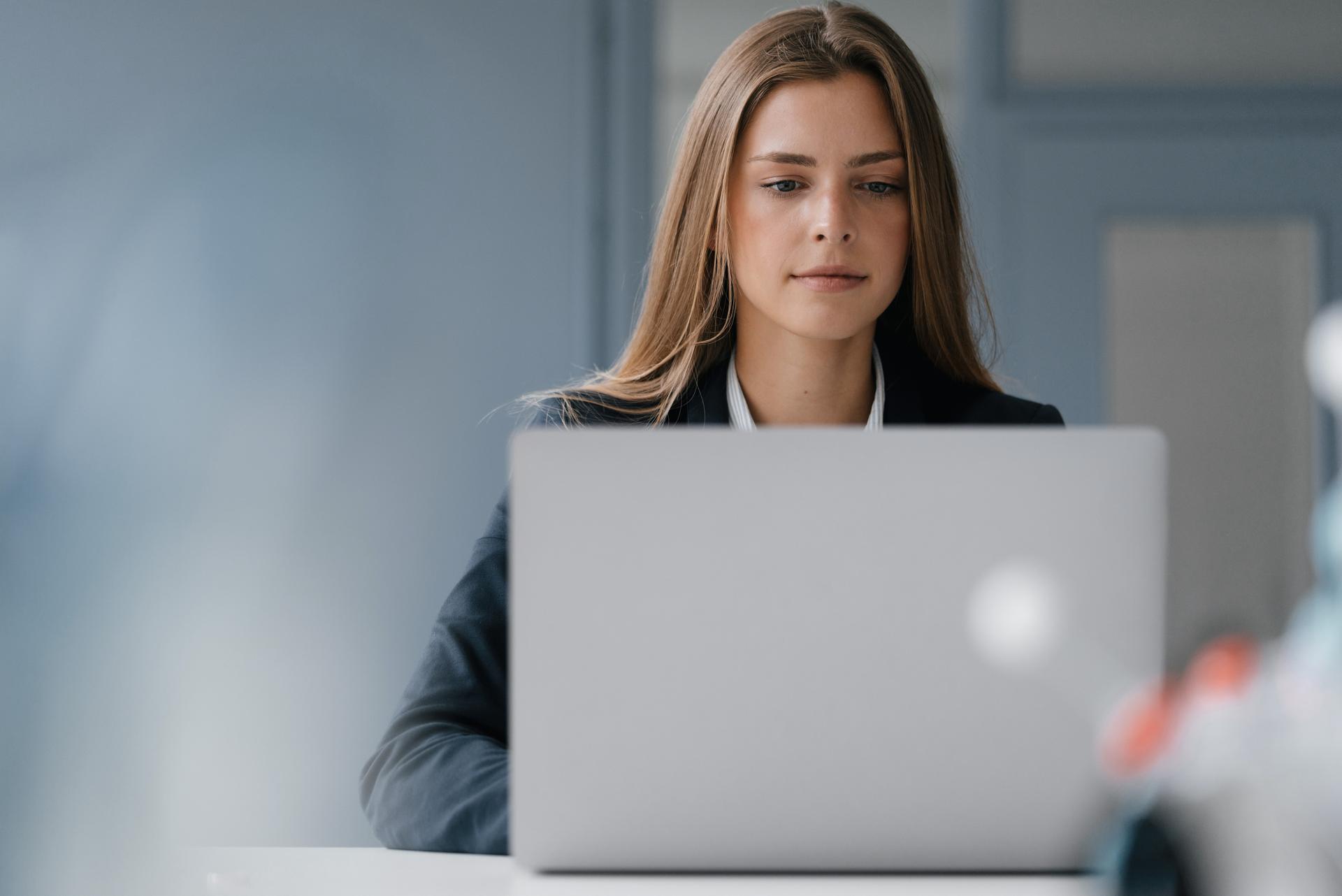 Frau arbeitet im Büro mit einem Computer