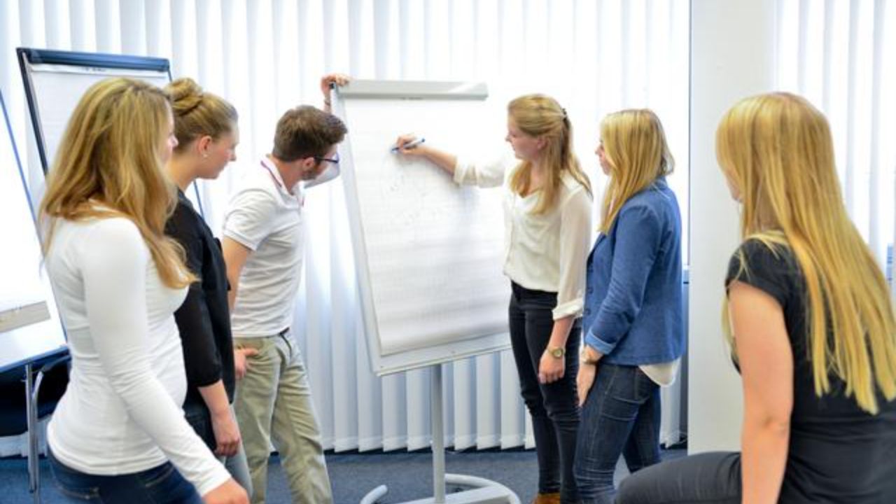 Kaufmann_Gross-und_Außenahndel Group of people working in the office