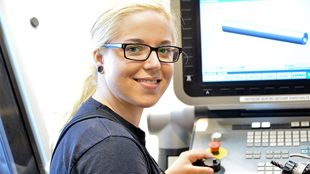 Apprentice in front of a machine