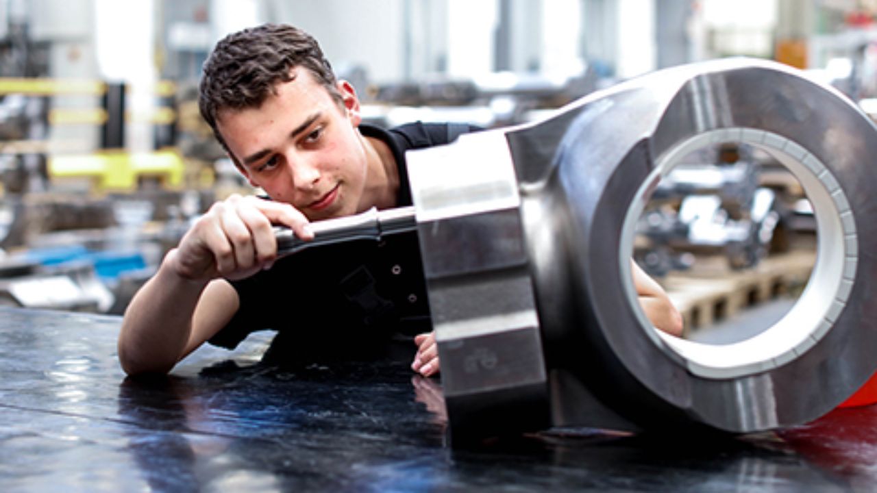 Industriemechaniker Man working in production areas