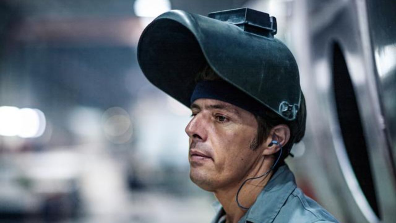 Konstuktionsmechaniker_Schweißtechnik Man with welding helmet