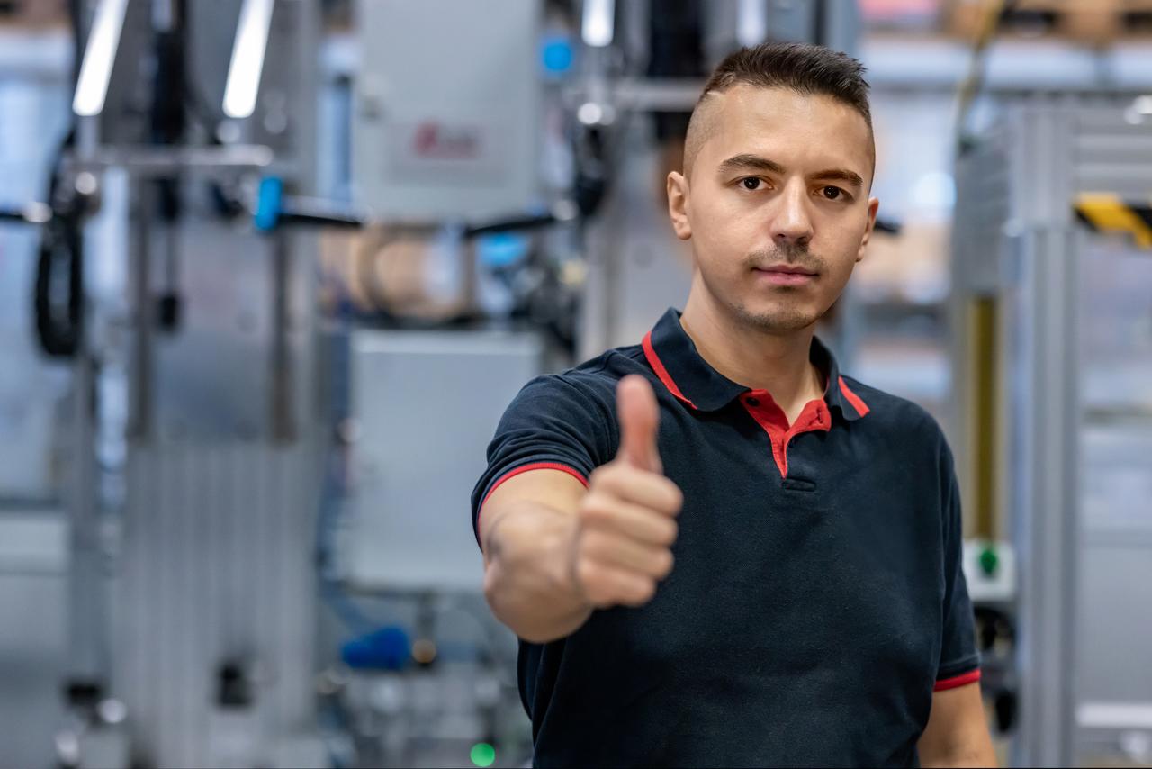 Everllence male employee giving a thumbs up