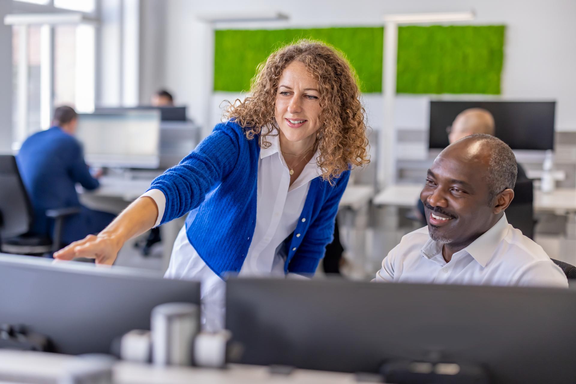 Everllence office Zwei Büro Mitarbeiter vor dem Bildschirm