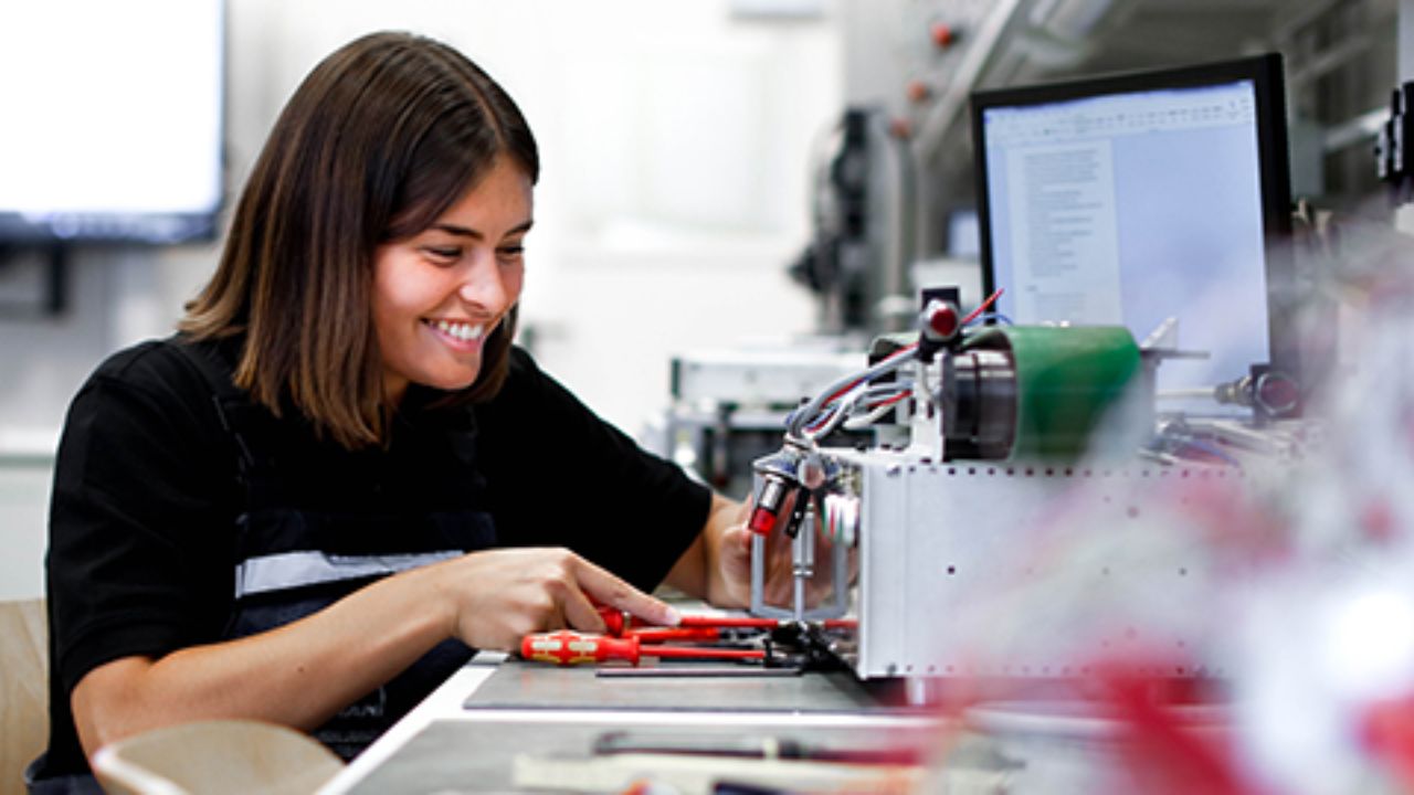 Mechatroniker Woman working in production areas