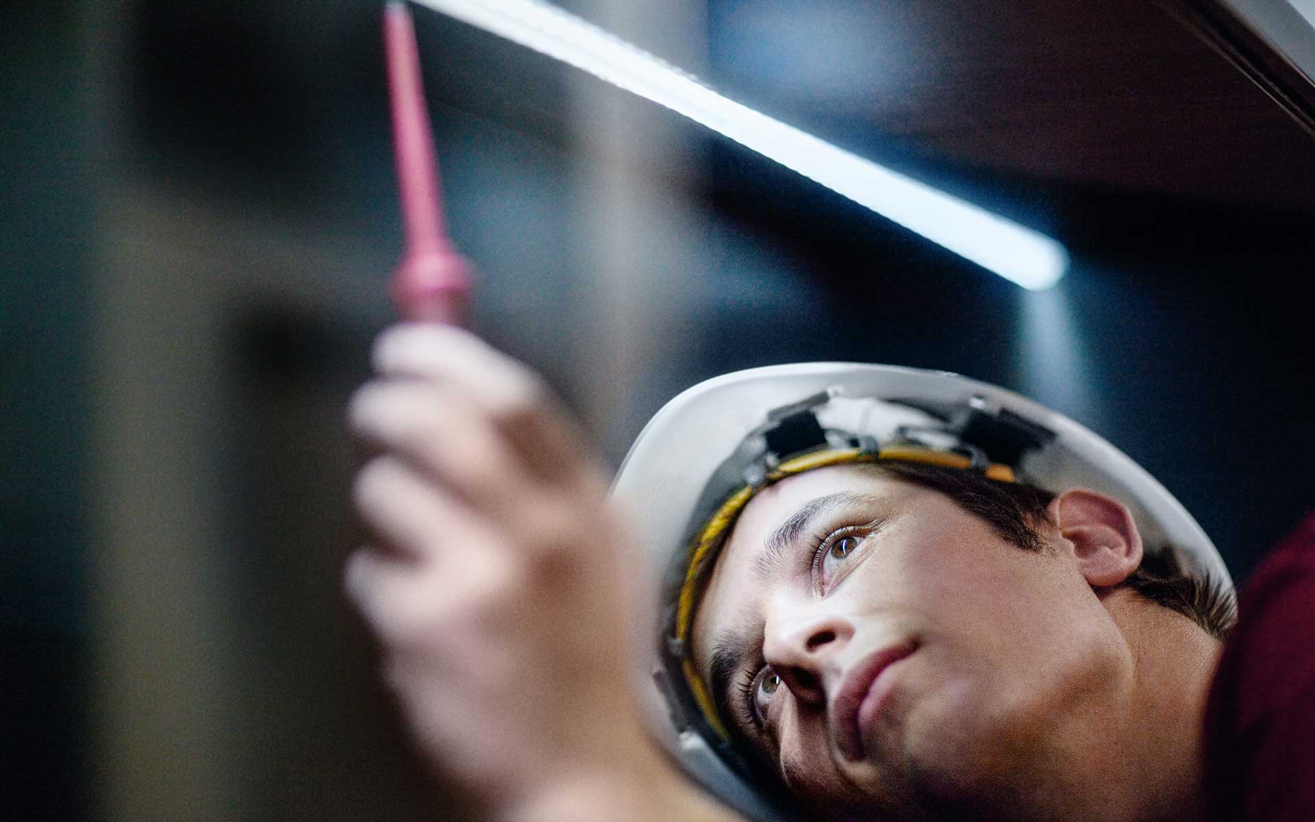 stage_elektroniker-betriebstechnik_1920x1200 Male apprentice at Everllence