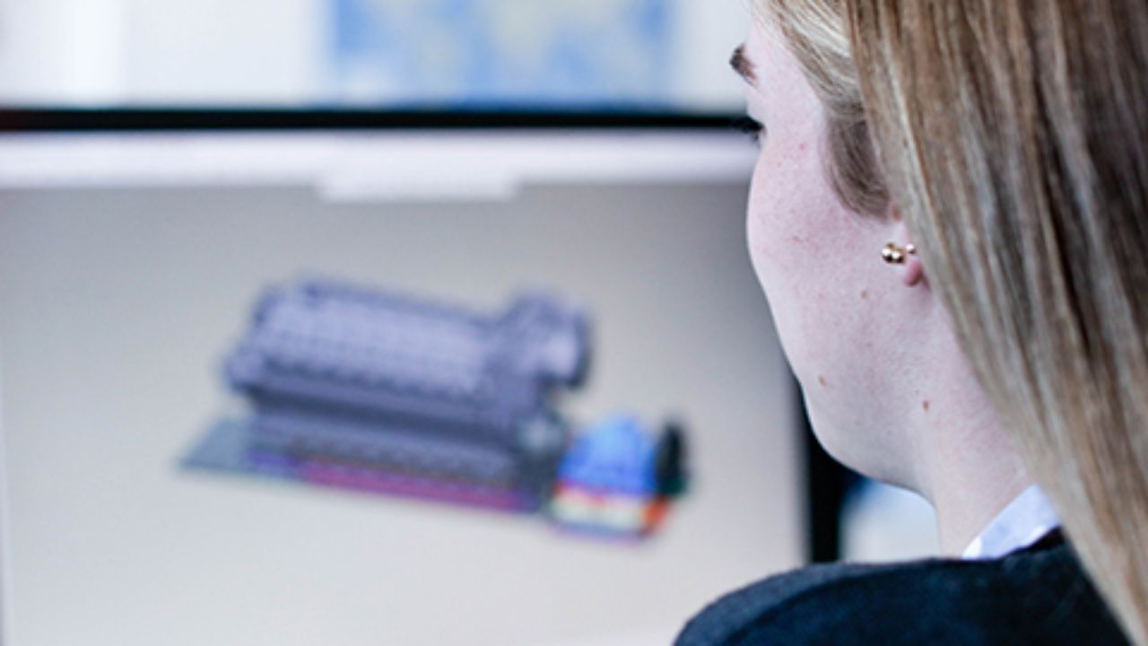 Technischer Produktdesigner Woman working with a computer