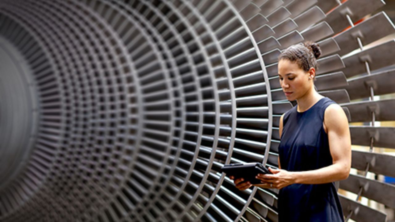 Wirtschaftsingenieur Woman working with tablet