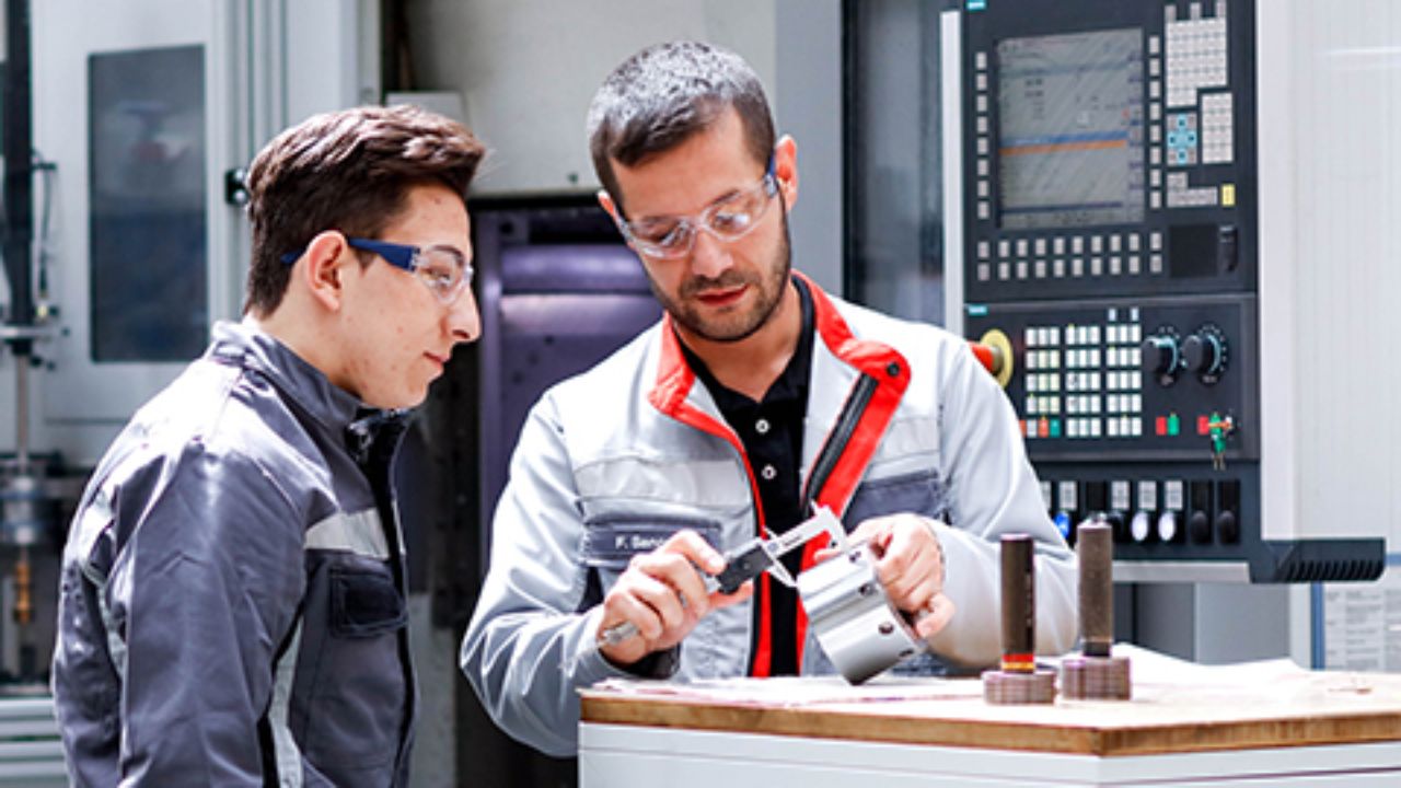 Zerspanungsmechaniker Two men working in production areas
