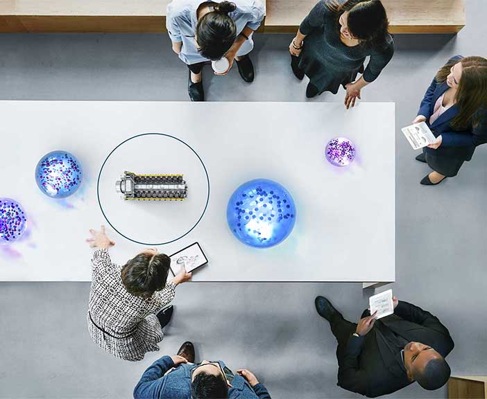 Businessmenschen am Alternative-Brennstofe-Tisch mit Tablets