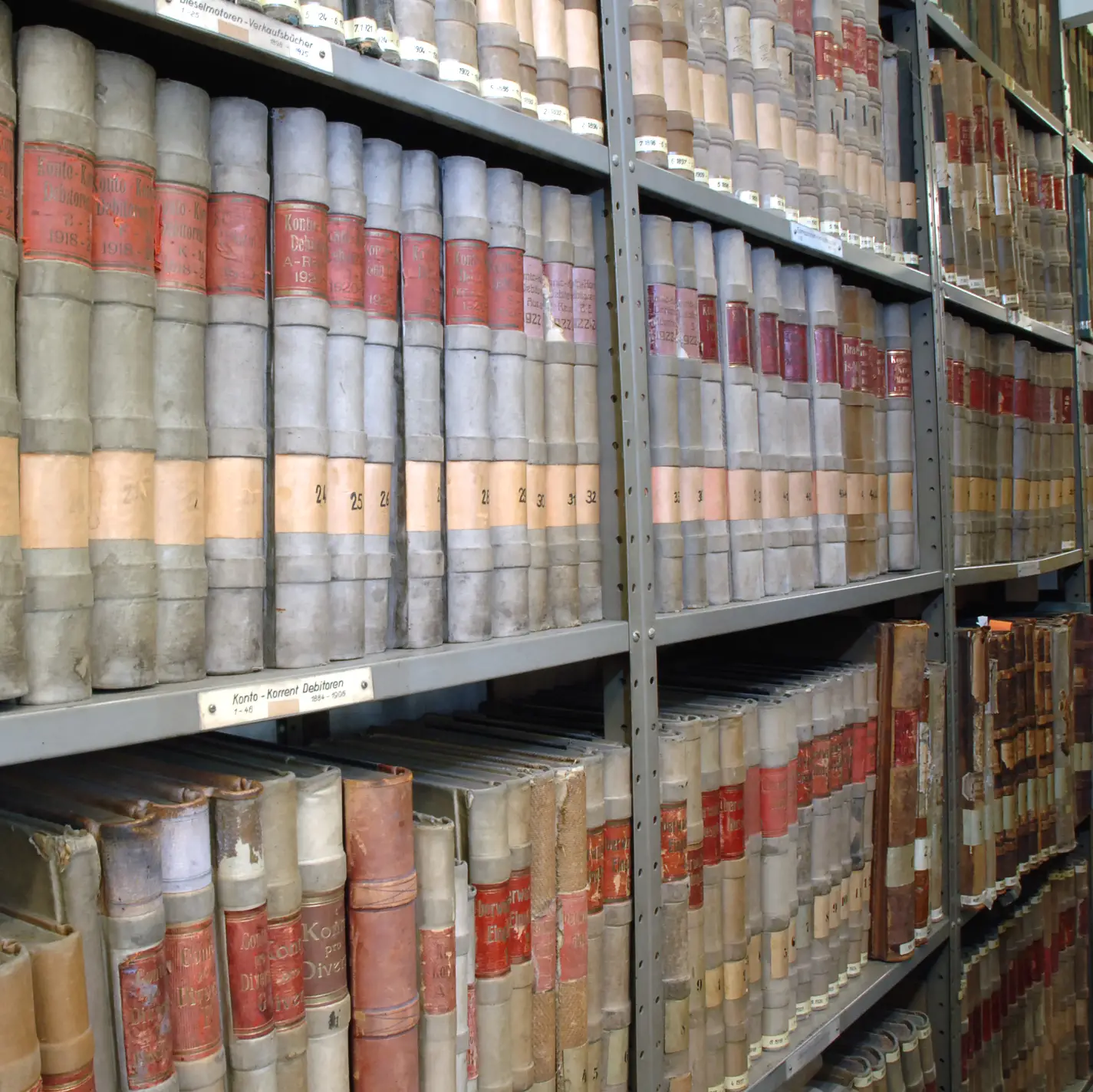 Regal mit historischen Büchern