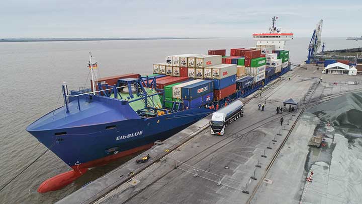 bunkering-elbblue Containership ElbBlue at dock