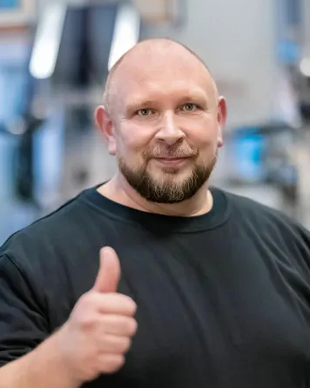 employee with thumbs up