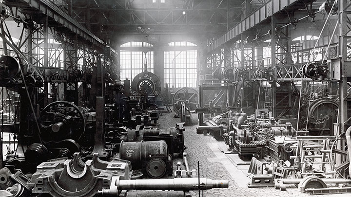 Historical photograph of the production hall in Zurich