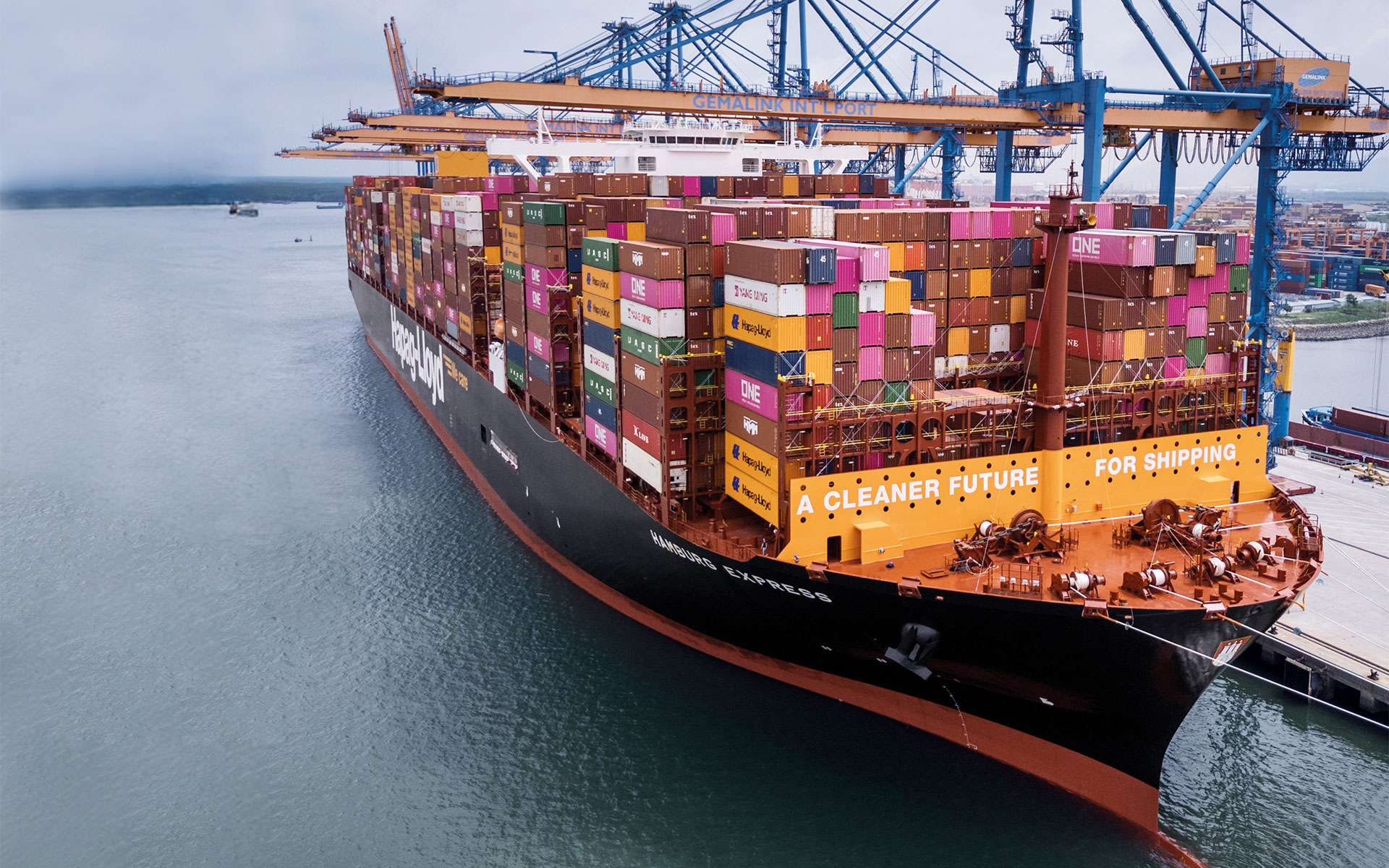 großes Schiff mit Containern großes Schiff mit Containern