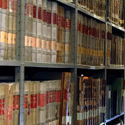 Regal mit historischen Büchern