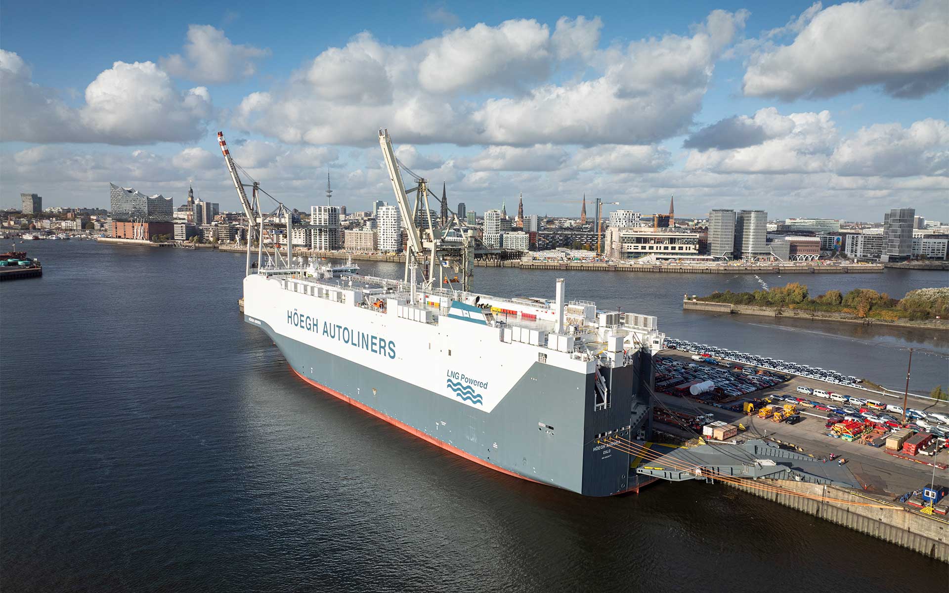 Hoegh Autoliners Schiff im Hafen Hoegh Autoliners Schiff im Hafen