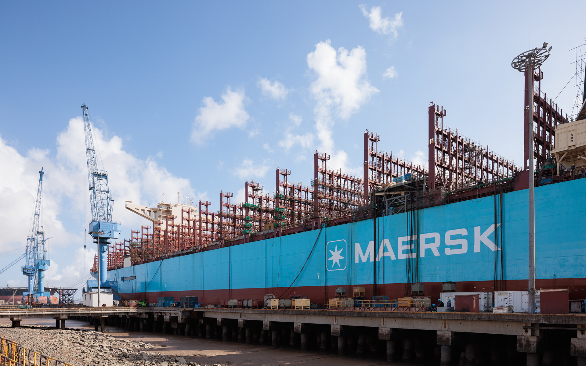 Containerschiff im Hafen mit Schriftzug MAERSK Containerschiff im Hafen mit Schriftzug MAERSK
