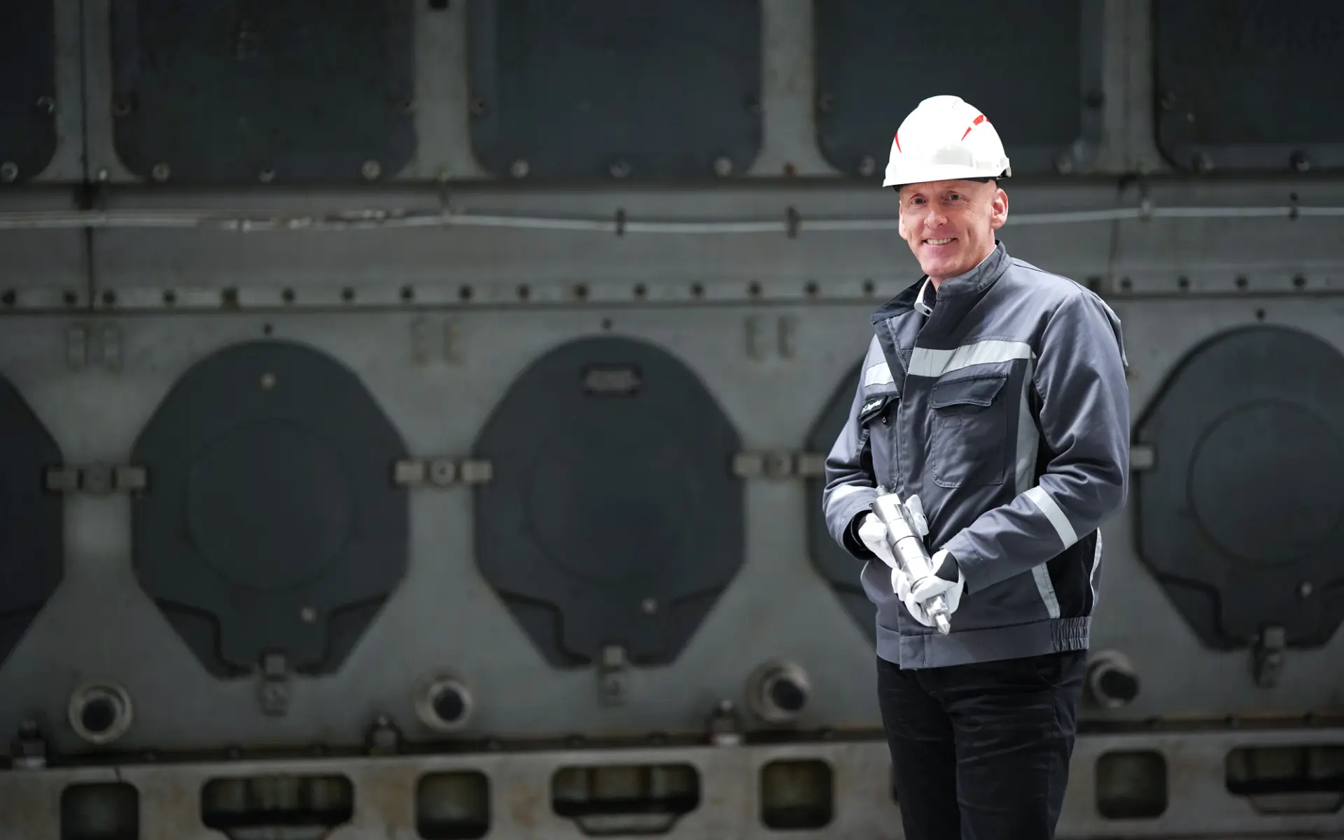Everllence employee standing in front of a crankcase