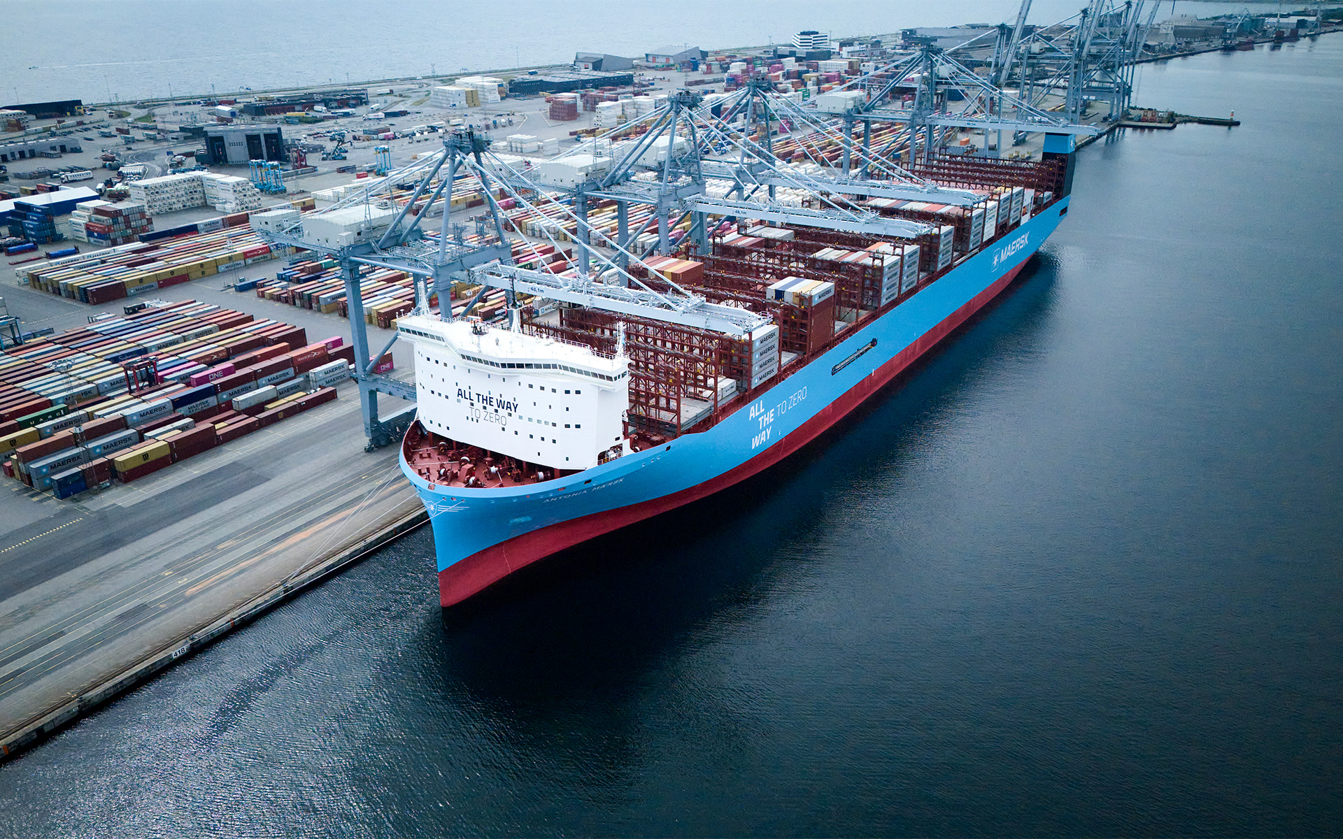 Containerschiff im Hafen Containerschiff im Hafen