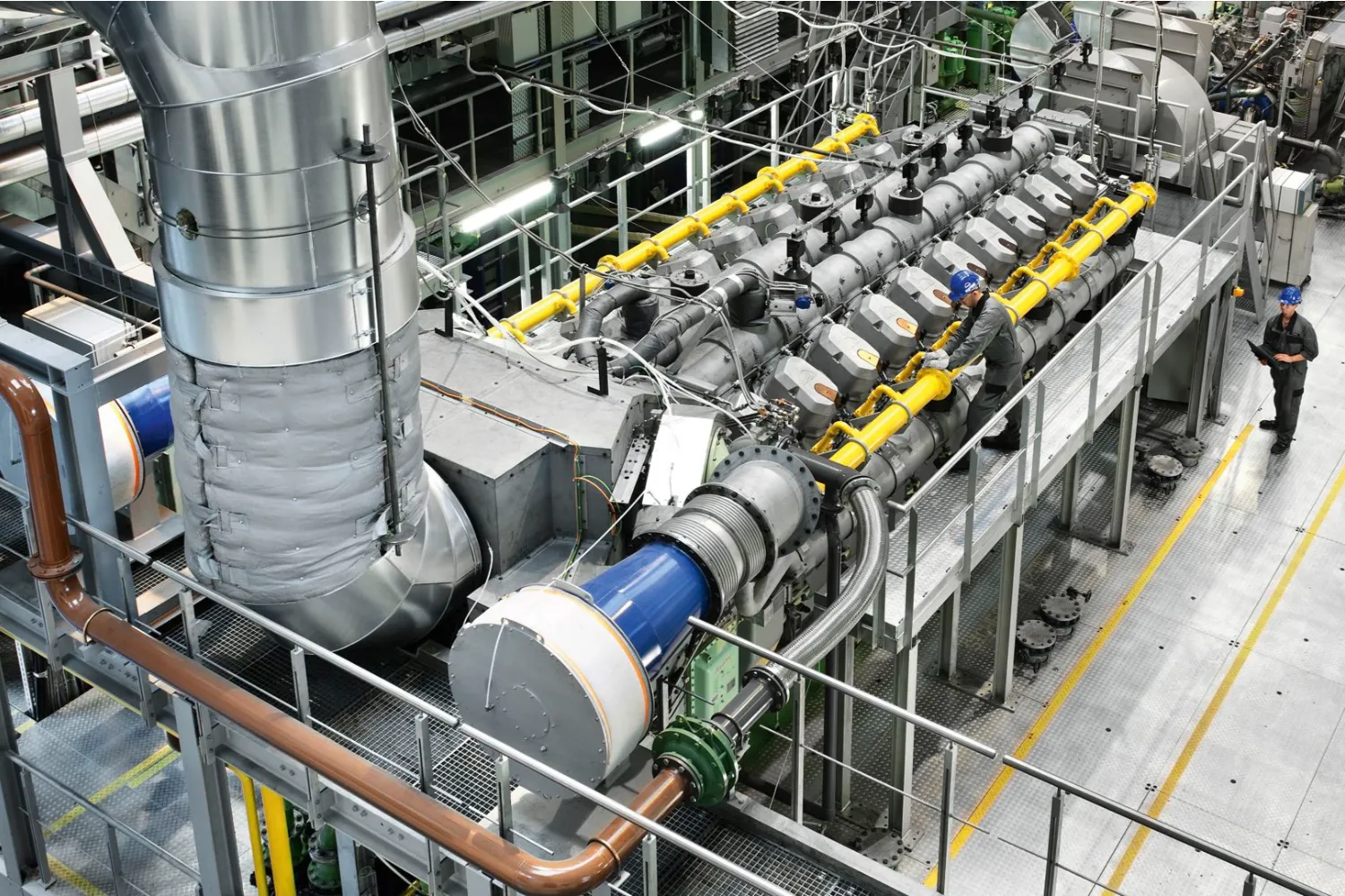 Industrial view of the Everllence 20V35/44G gas engine setup, showcasing modern engine technology for flexible power generation.