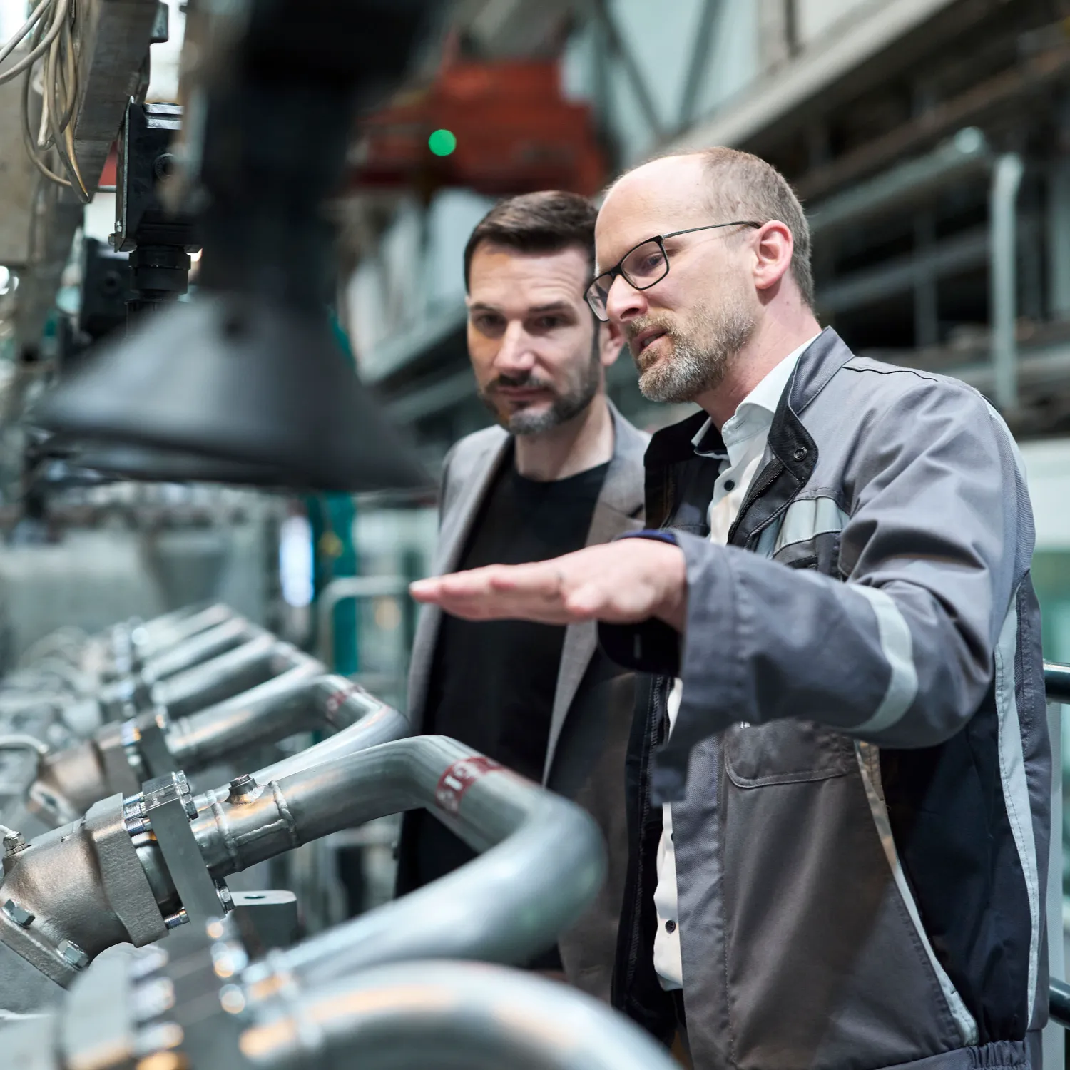 Matthias Auer, Head of Performance and Emissions, Everllence discussing next to motor with Bernd Siebert