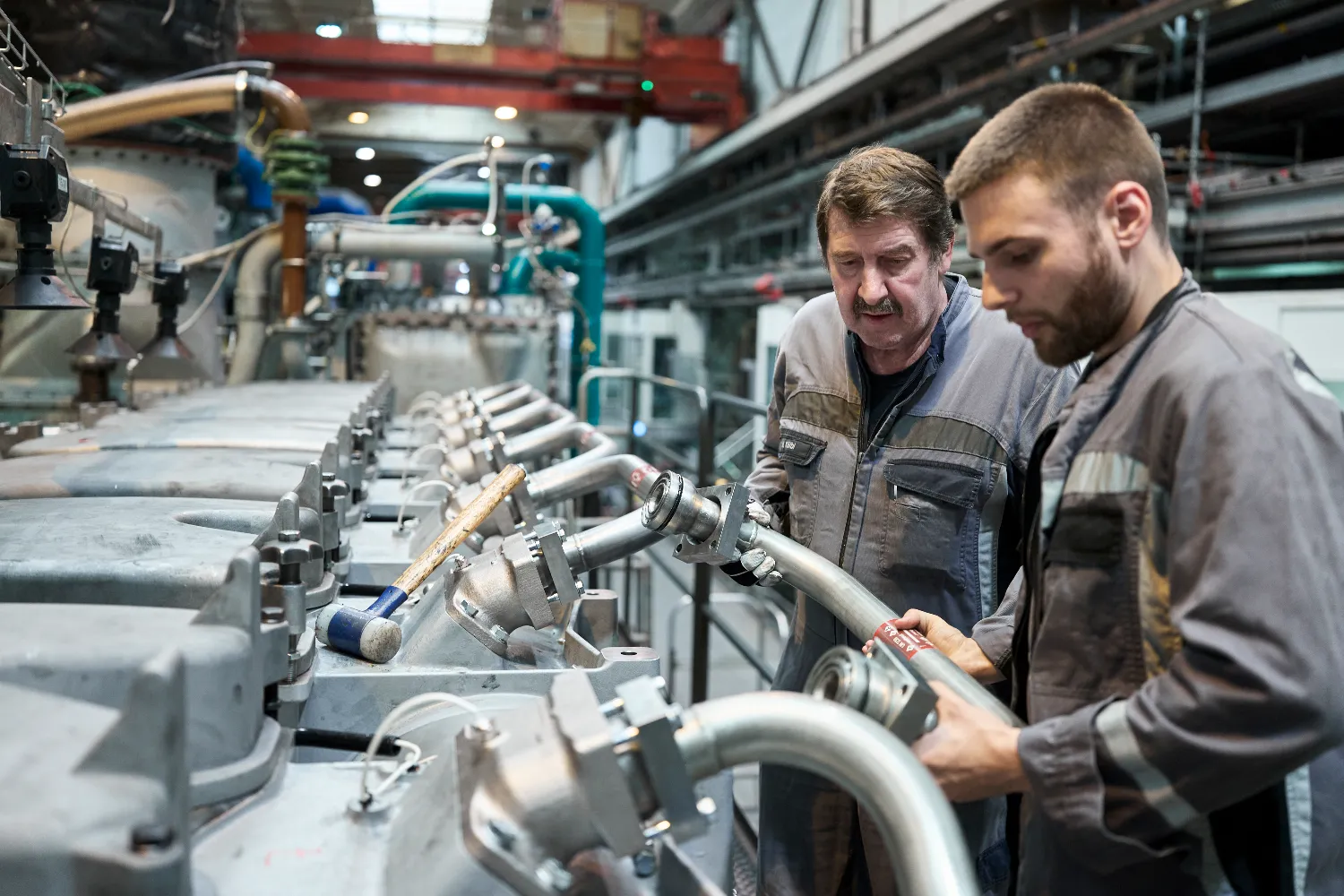 Matthias Auer and a colleague examine the methanol test engine at Everllence, optimizing performance and emissions for climate-neutral operation.