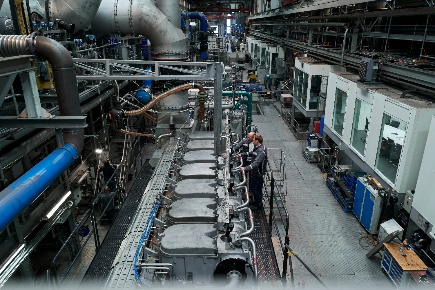 Wide view of the Everllence test facility with engineers working on the methanol dual-fuel four-stroke engine designed for cruise ships and ferries.