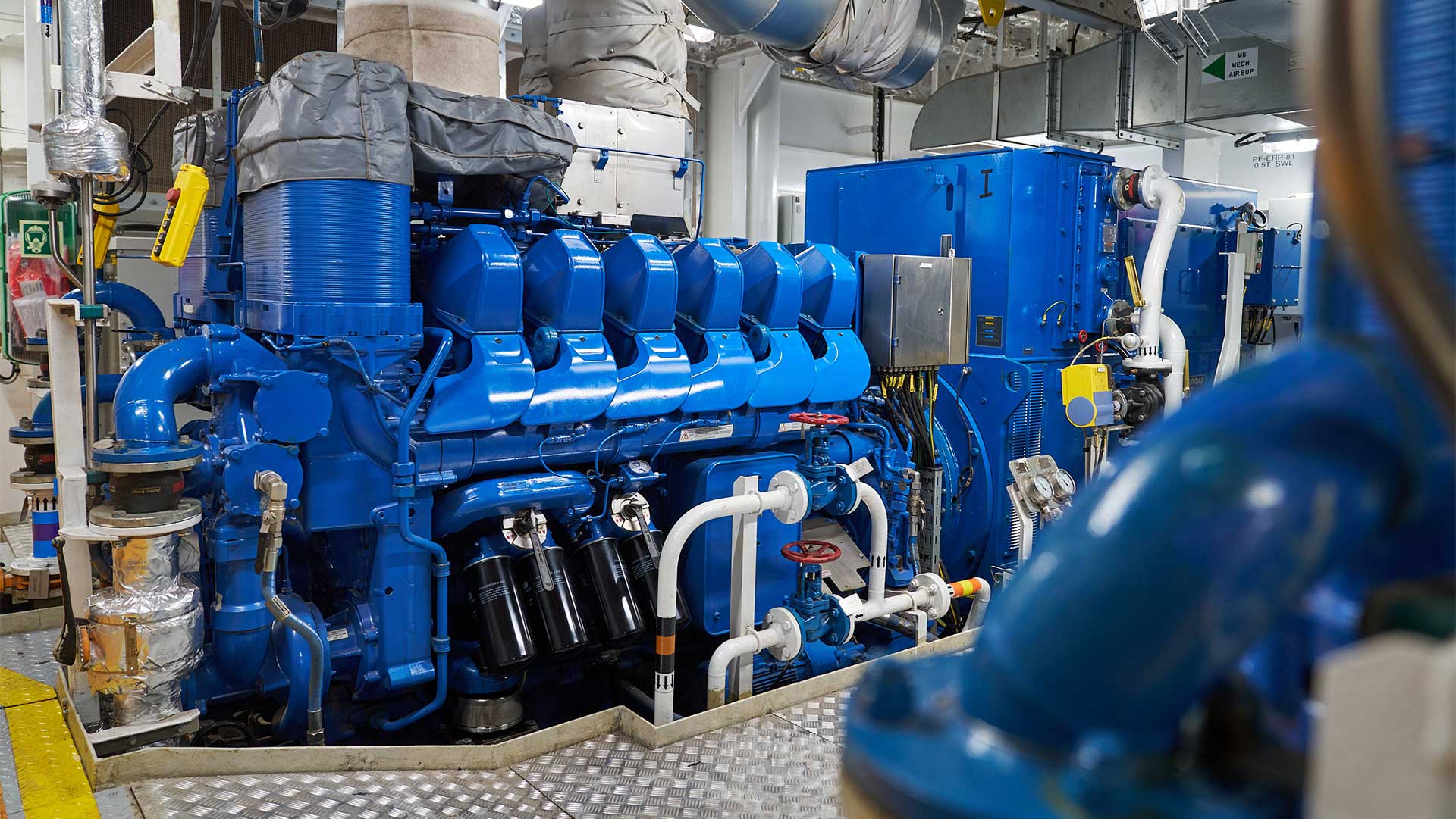 High-speed-MAN-12V175D-engine-inside-the-Wind-Peak