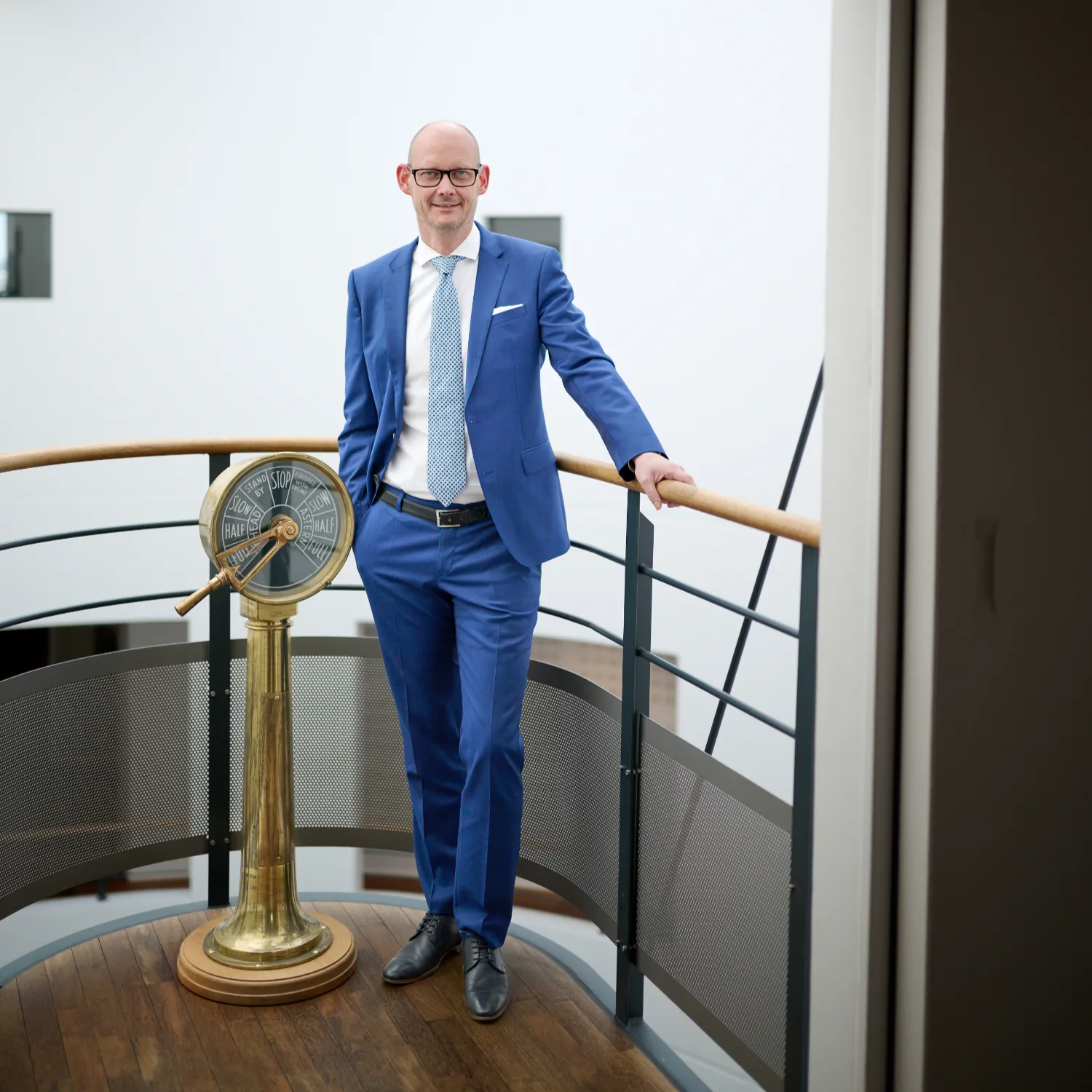 Christian Ludwig stands beside a ship’s telegraph, representing Everllence’s commitment to future-ready two-stroke engine technologies.