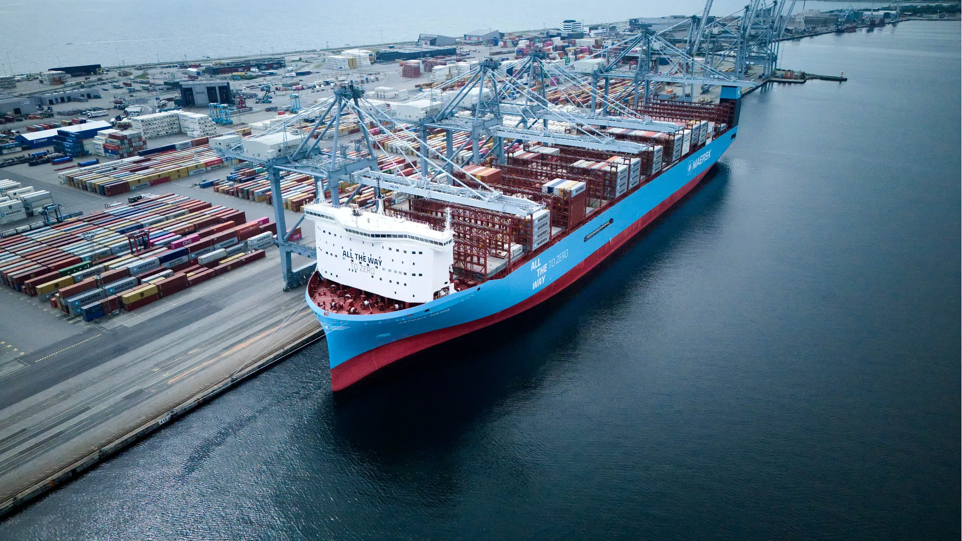 Aerial view of the Antonia Mærsk docked at port, loaded with containers and powered by Everllence’s methanol dual-fuel engine.