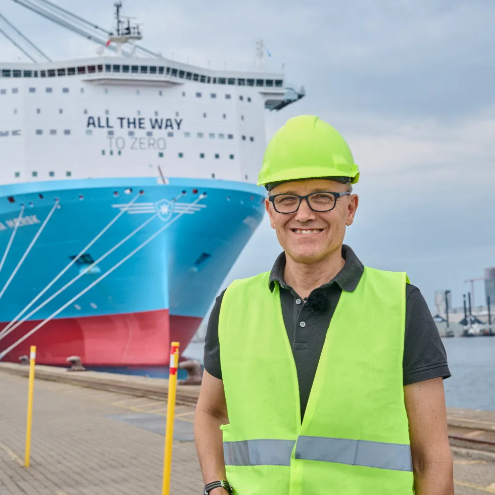 Everllence’s Thomas Hansen stands near the docked Antonia Mærsk, highlighting the vessel’s role in the maritime energy transition.
