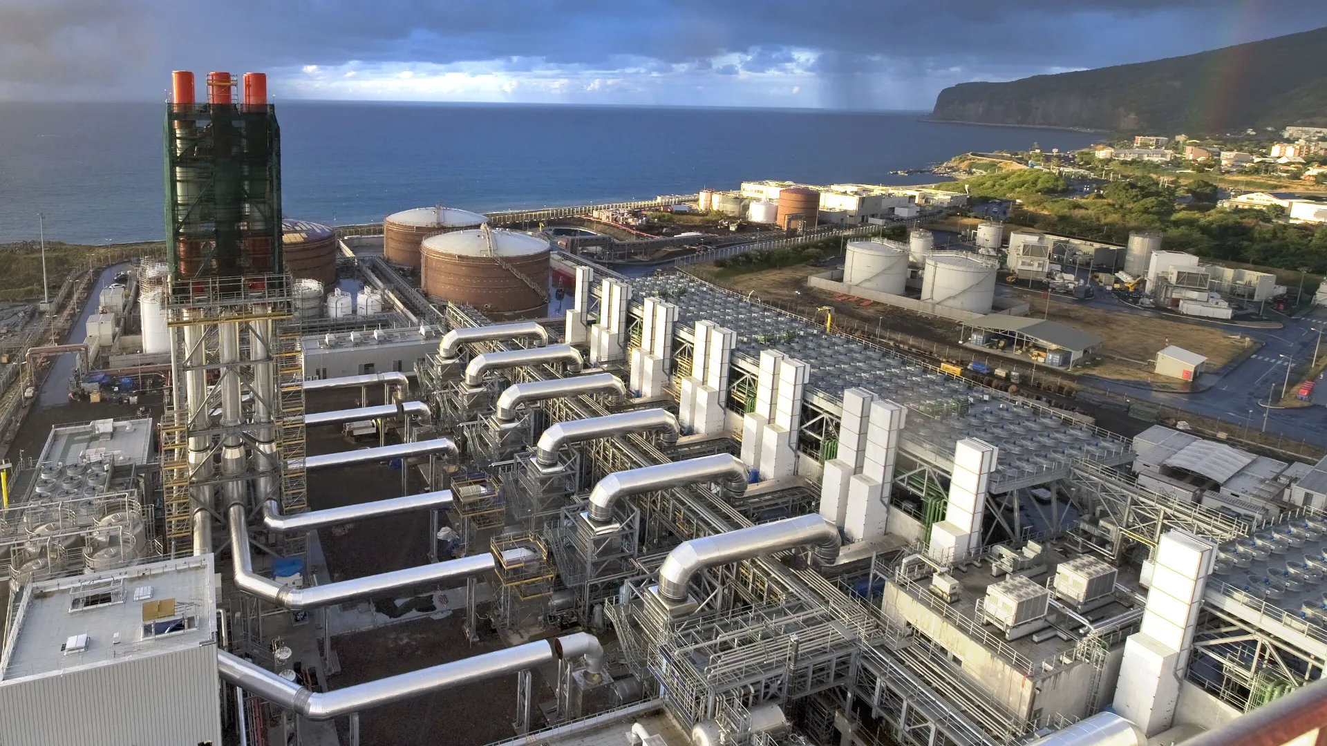 Wide-angle daytime view of a large power plant complex in La Réunion, highlighting regional energy infrastructure.