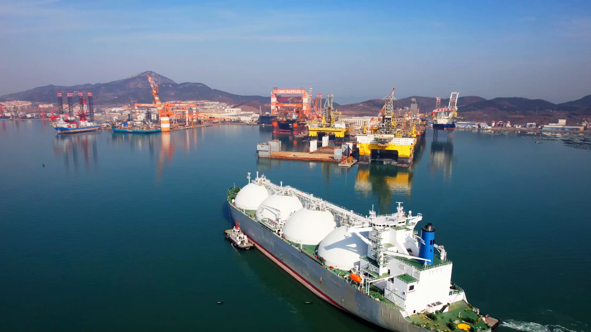 LNG carrier on its way to the shipyard in China