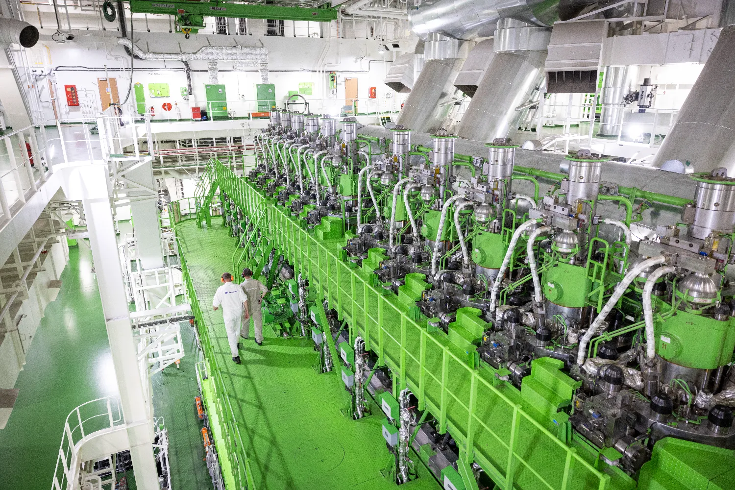 Engine room of the Hamburg Express with Everllence’s ME-GI dual-fuel engine capable of running on LNG, biomethane, and SNG.