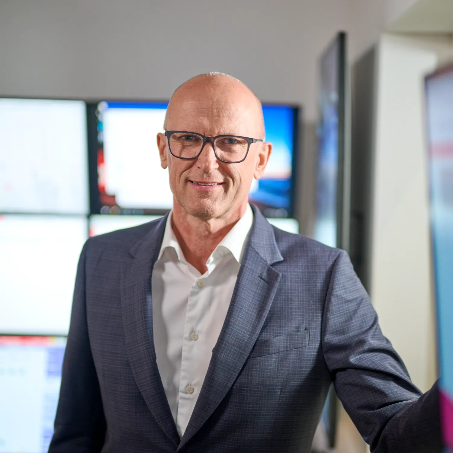 Ole Pyndt Hansen stands in front of data screens at Everllence’s Research Center, highlighting his role in developing ammonia-fueled two-stroke engines.