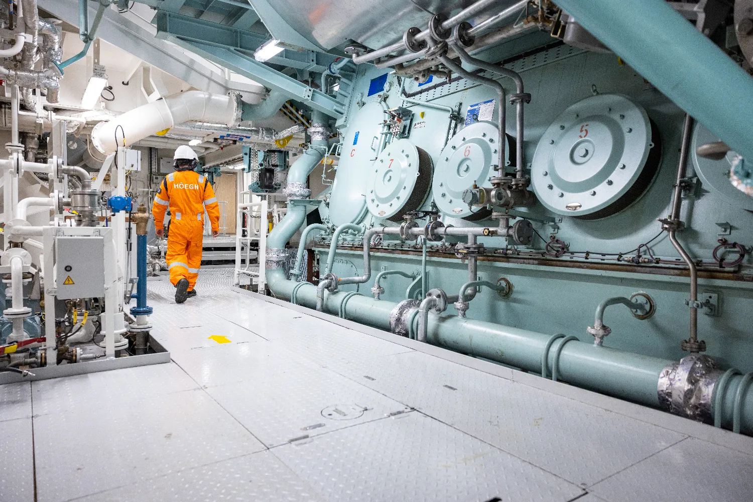Close-up inspection of the Everllence engine’s mechanical components, including gears and pipes, emphasizing precision engineering for low methane slip.