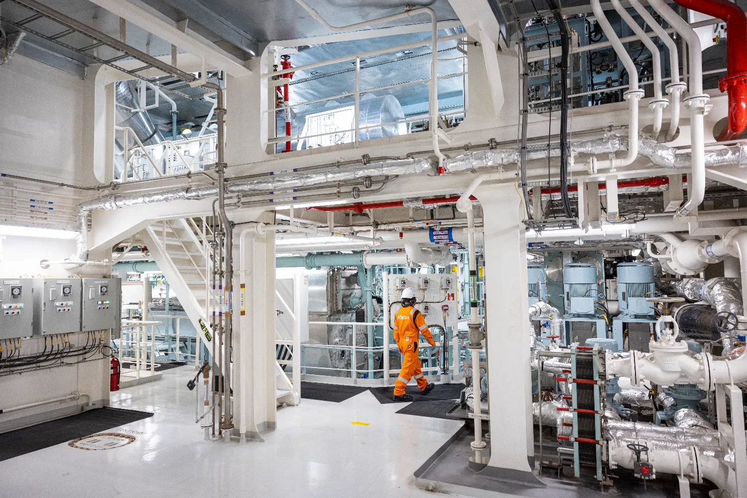 A view of the clean and spacious engine room walkway on the Höegh Aurora, highlighting the modern infrastructure supporting LNG and methane operations.