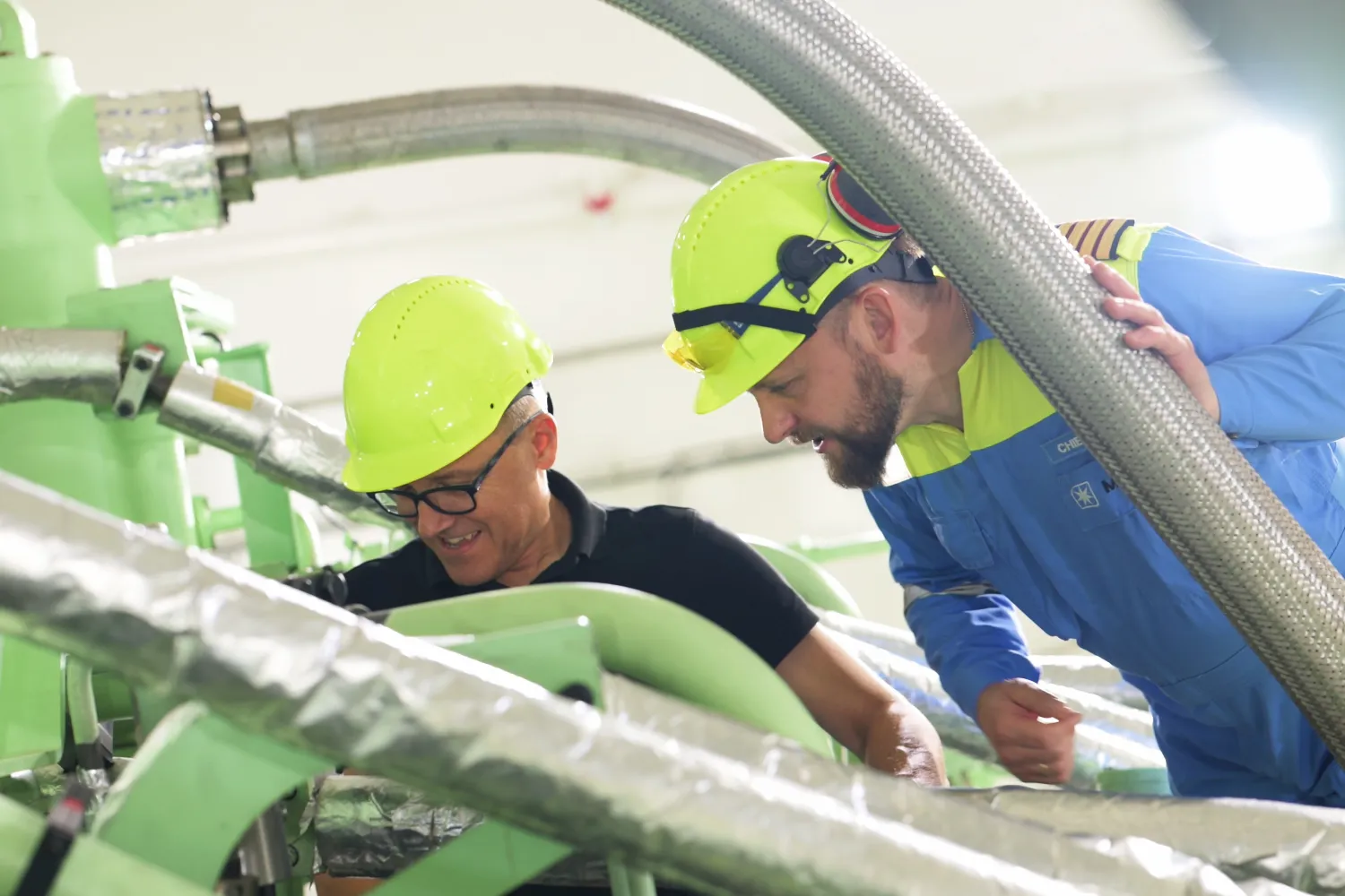 Thomas Hansen and Chief Engineer Torleif Simonsen examine the Everllence methanol engine aboard the Antonia Mærsk.