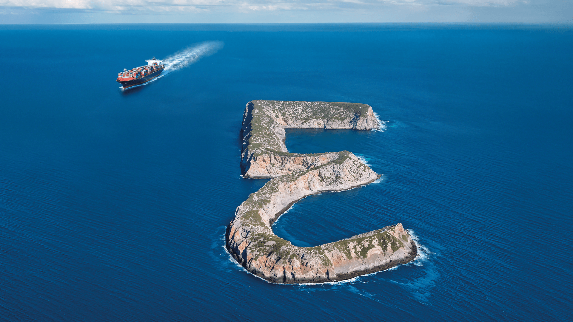 Everllence Supersign als Inselformation im Ozean neben Containerschiff