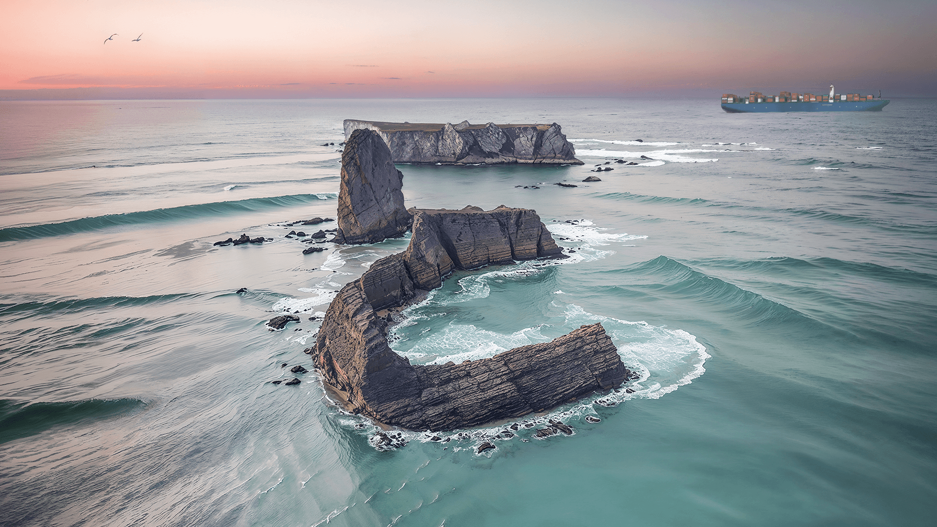 Everllence Supersign als Steinformation im Ozean in Abendstimmung. Containerschiff am Horizont.