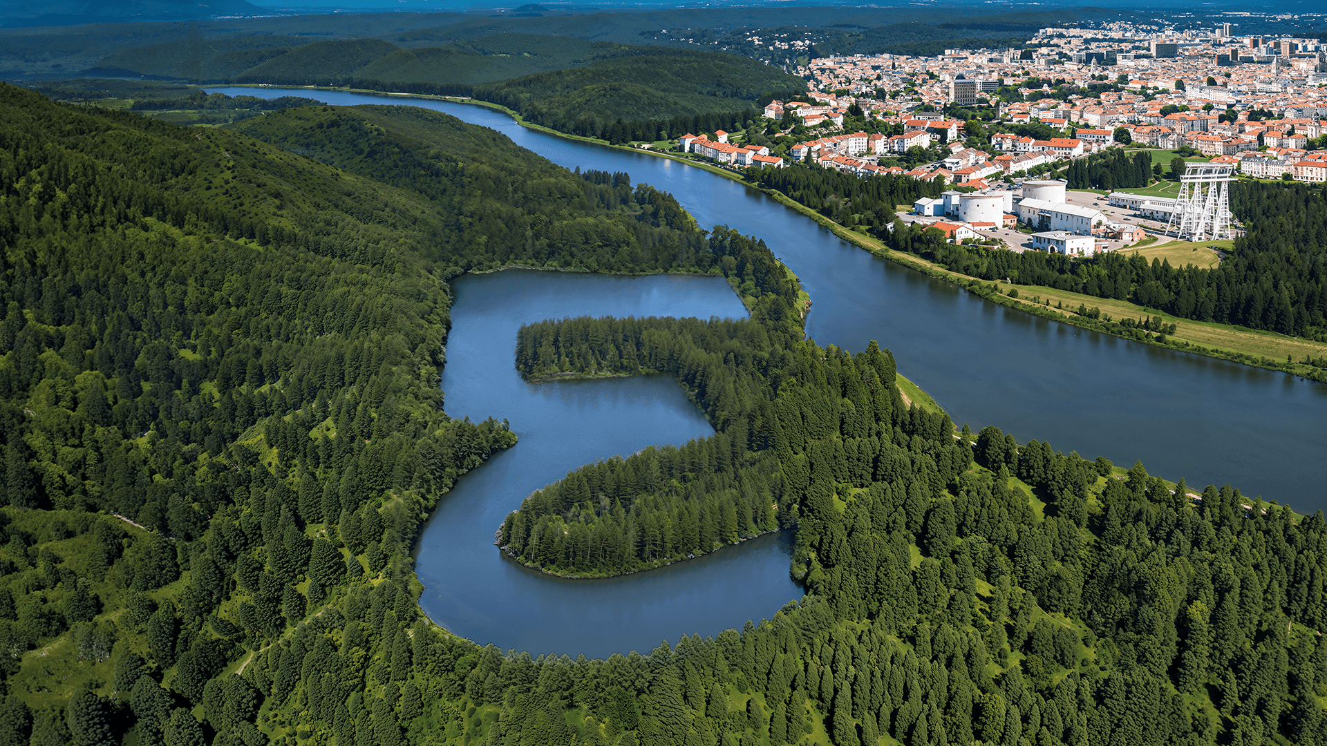 Everllence Supersign als See in einem Wald neben Fluss und Stadt