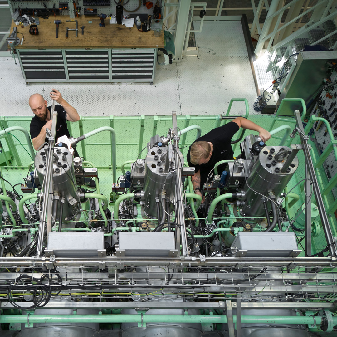 Engineers working on the Everllence B&W ME-LGIA engine