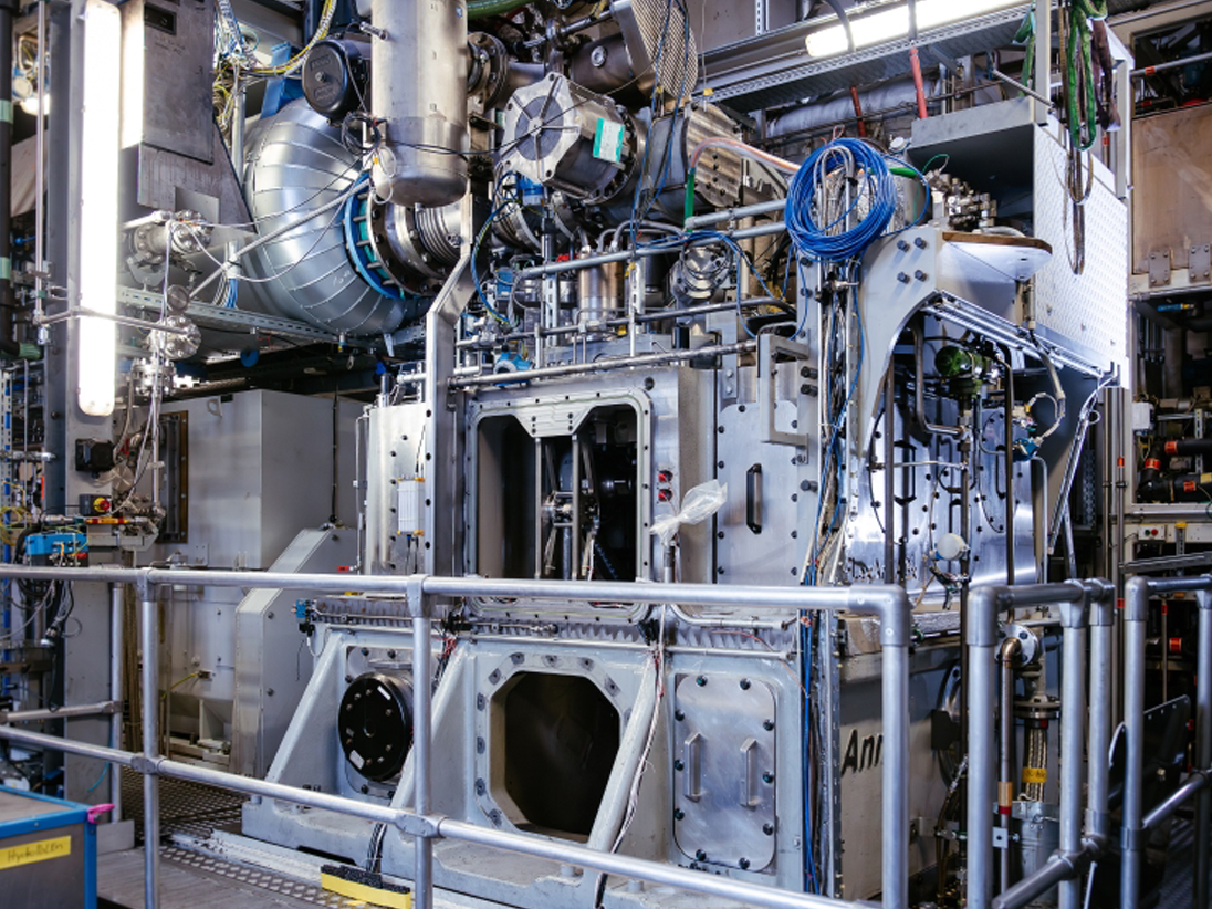 Hydrogen engine for maritime industry