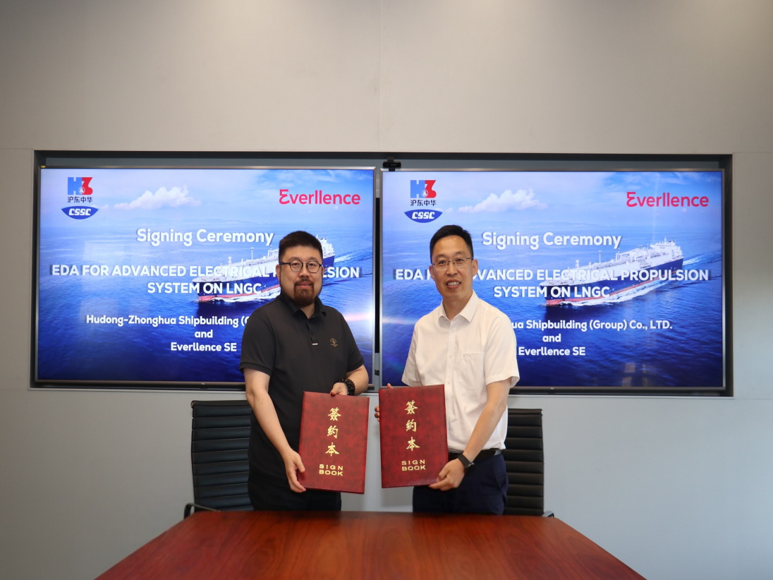 Pan Ke – Head of Sales & Projects, Four-Stroke Everllence China – and Yang Chunhua – Technical Centre Deputy Director Hudong-Zhonghua
