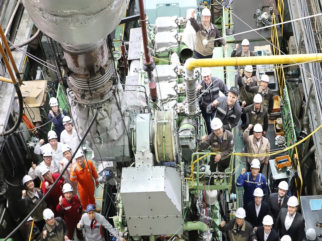 Group photo from the Everllence 35/44DF CD TAT at STX Engine in April 2025. The TAT involved the testing of both 35/44DF variants, namely the methane-capable 35/44DF CD and the methanol-ready 35/44CD