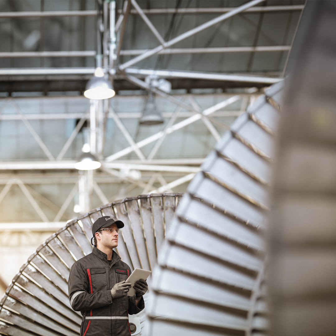 Service manager in front of a turbomachinery