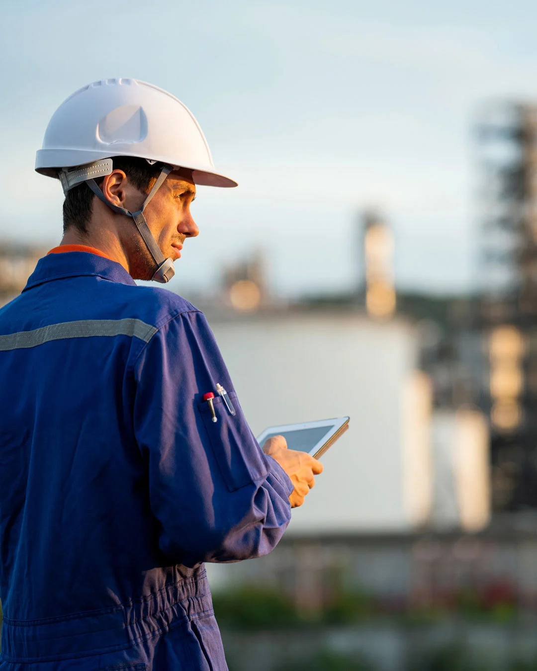 Service employee with helmet and tablet
