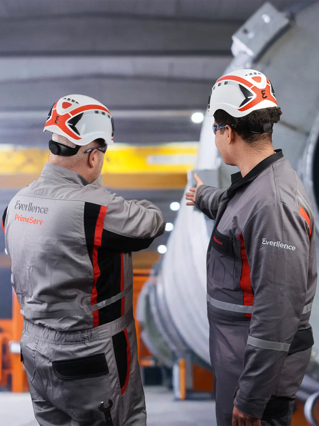 two Everllence service engineers talking